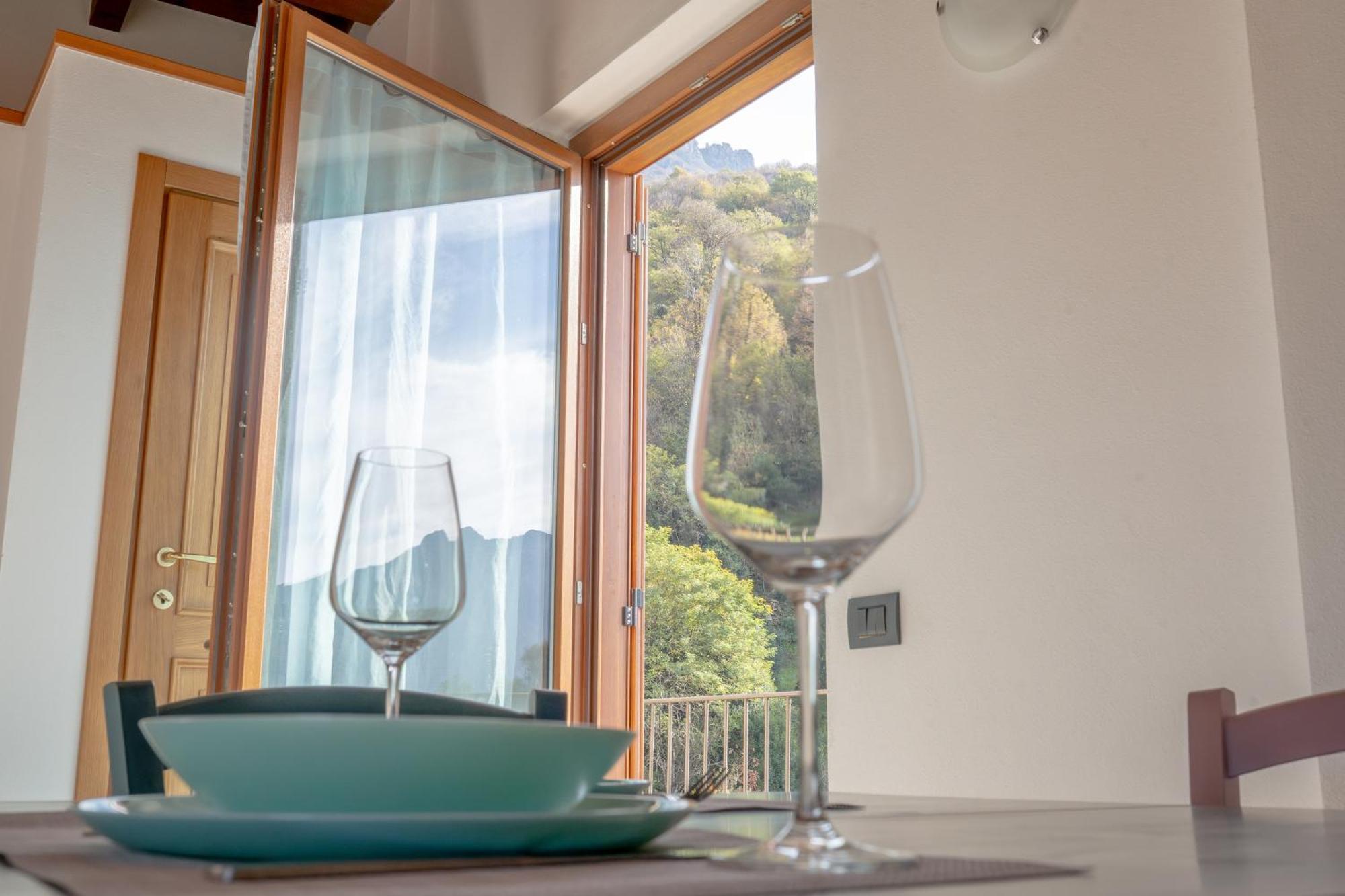 Larius Apartment - Como Lake View マンデッロ・デル・ラーリオ エクステリア 写真